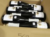 plusieurs bouteilles de vin se trouvent dans un carton sur une table