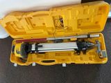 une mallette jaune contenant un trépied et un trépied à l'intérieur