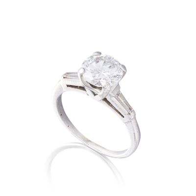 une bague en diamant à une seule pierre, par van cleef