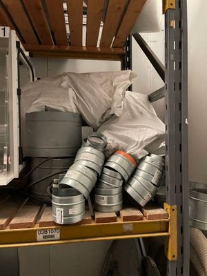 une pile de récipients métalliques posée sur une étagère dans une pièce