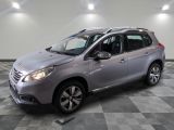 la voiture argentée est garée dans le garage sur un sol en damier