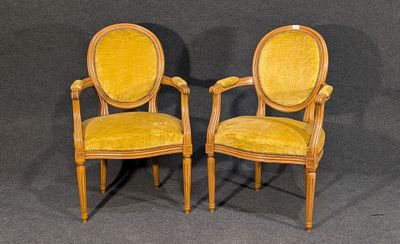 une paire de chaises jaunes sur un fond noir, avec une toile de fond noire