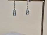 une paire de boucles d'oreilles en cristal de topaze bleue montées sur une tige en or
