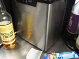 une bouteille d'alcool, une spatule et une bouteille d'alcool posées sur un plan de travail