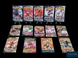 une pile de cartes Pokémon empilées les unes sur les autres