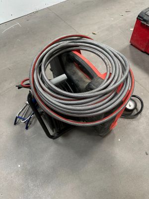 une photo d'un tuyau posé sur un chariot dans un garage