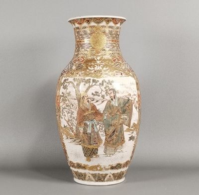 un vase avec l'image d'un homme et d'une femme dessus