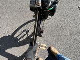 une personne debout à côté d'un scooter dans la rue