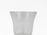 un vase en verre posé sur une table
