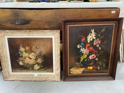 deux peintures de fleurs dans un vase sur une table