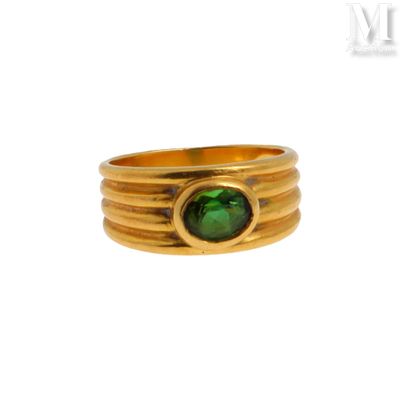une image d'une bague sertie d'une pierre verte