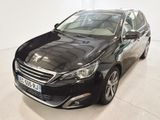 La voiture noire est garée dans la pièce blanche de l'immeuble.