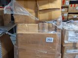 une pile de cartons posés sur une étagère dans un magasin
