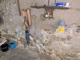 une cuisine sale avec une cuisinière et un évier