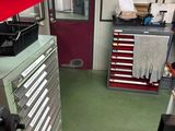 une image représentant une pièce dans laquelle se trouvent de nombreux outils