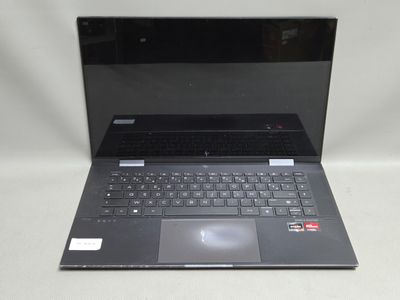 un ordinateur portable noir avec un clavier noir posé sur une surface blanche