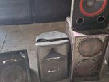 many speakers that are sitting on the ground