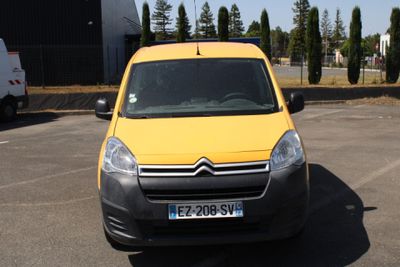 une camionnette jaune garée dans un parking
