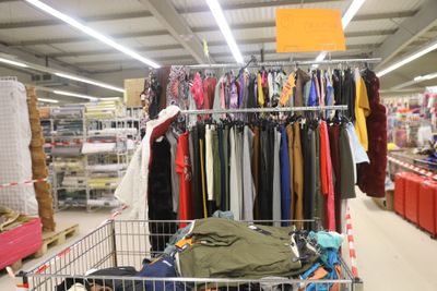 un caddie rempli de vêtements dans un magasin