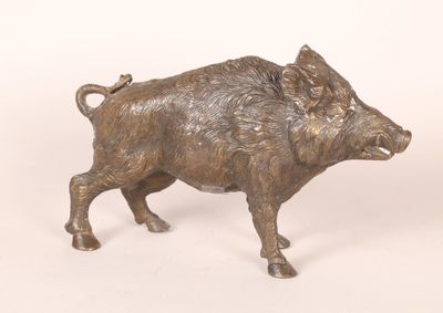 figurine en bronze représentant un sanglier sur fond blanc