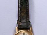une montre posée sur une surface blanche