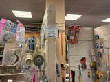 de nombreux outils accrochés au mur de l'atelier