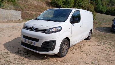 une petite camionnette blanche garée sur le bord de la route