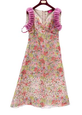 une robe sur un cintre, sur fond blanc
