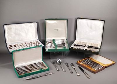 plusieurs types d'argenterie dans un coffret posé sur une table