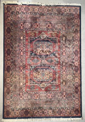 IRAN Tapis en laine à décor de médaillons centraux de forme …