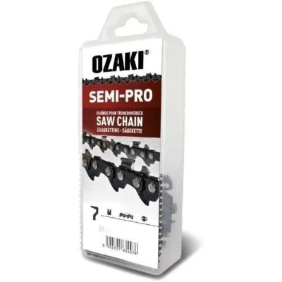 un gros plan d'une boîte de chaînes de scie sur fond blanc