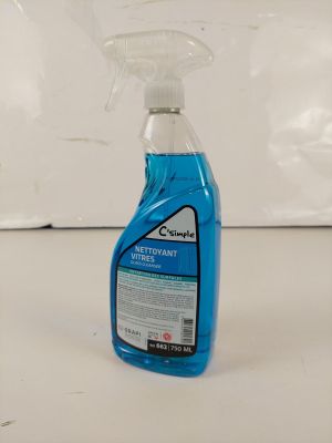 un gros plan d'un flacon bleu de produit nettoyant posé sur une surface blanche
