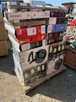 de nombreuses caisses remplies d'appareils électroniques sur une palette