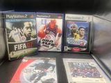 Plusieurs jeux vidéo sont posés les uns à côté des autres sur une table