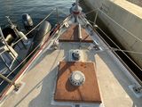 un bateau amarré à quai, entouré d'autres bateaux à l'eau