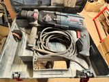 une photo d'une boîte à outils contenant une perceuse filaire