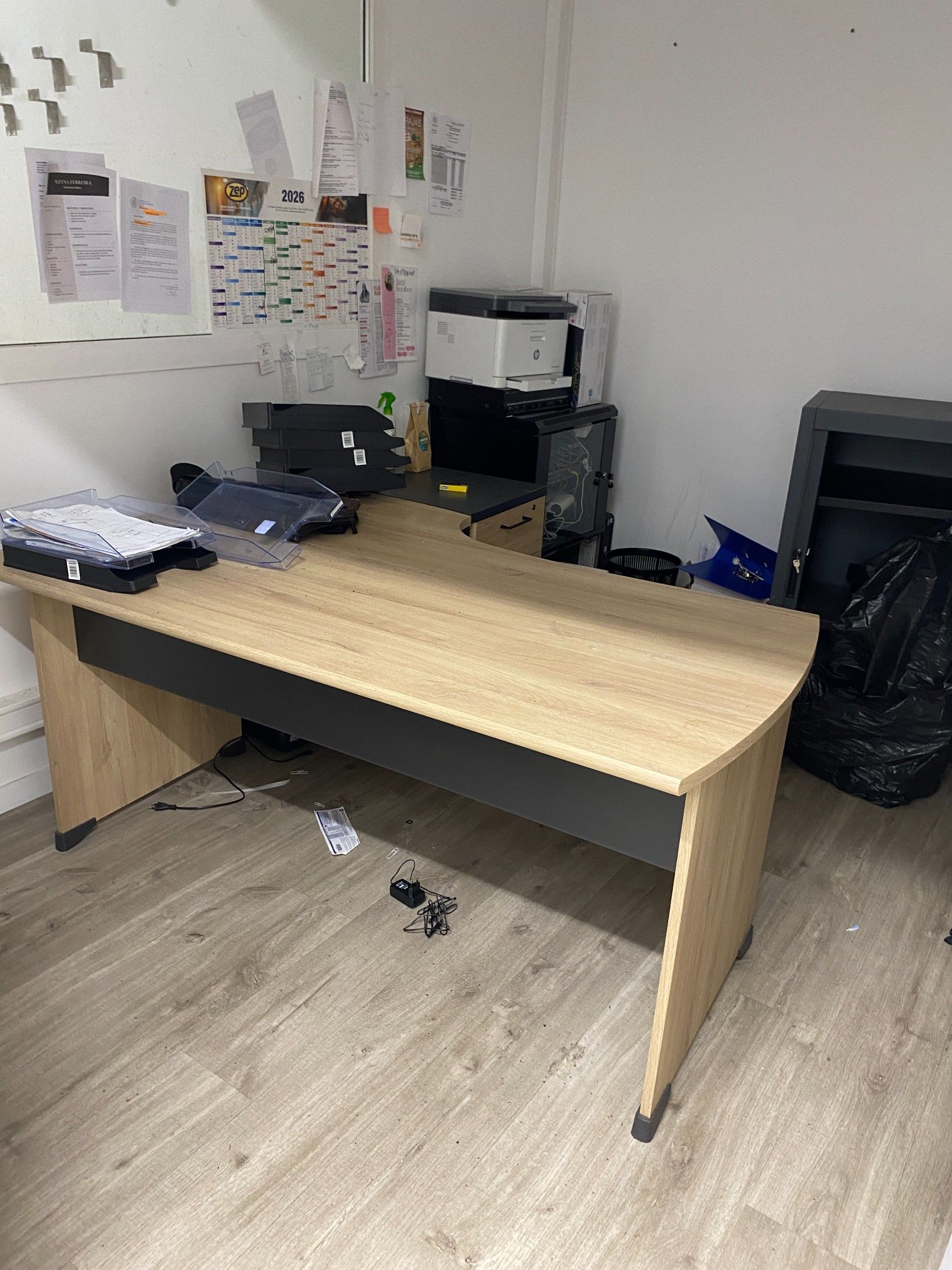 Un mobilier de bureau en mélaminé façon bois, avec plateau d…