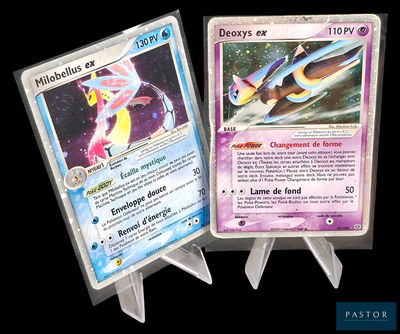 deux cartes Pokémon exposées sur une table