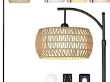une lampe posée à côté d'une télécommande