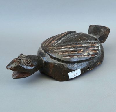 une image représentant une tortue sculptée posée sur une table