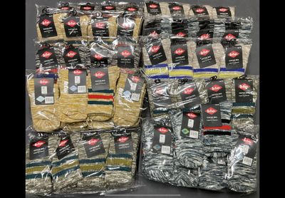 de nombreux sacs de vêtements posés sur une table