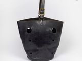 sac seau en cuir noir ajouré, avec une anse dorée