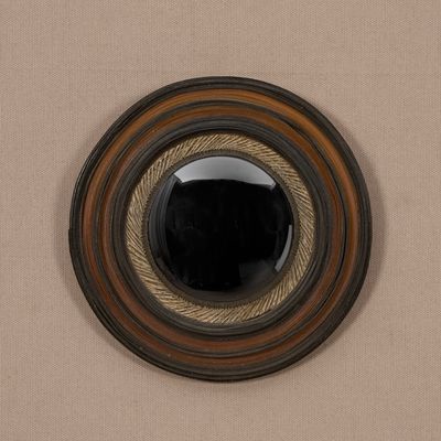 une photo d'un miroir rond entouré d'une corde