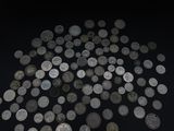 quelques pièces d'argent sont éparpillées sur une surface noire