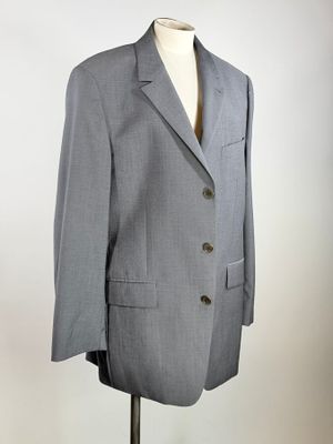 une image d'un costume sur un mannequin