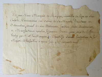un vieux morceau de papier sur lequel on a écrit, posé sur une table