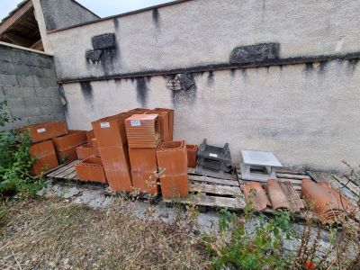 une pile de cartons posée sur une palette à côté d'un bâtiment