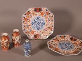 trois types différents d'assiettes et de vases sur la table