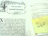 un livre sur lequel est posé un morceau de papier auquel est attachée une note