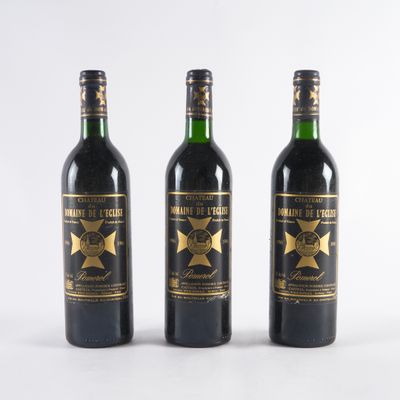 trois bouteilles de vin sont alignées sur une surface blanche
